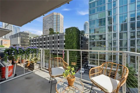 645 W 9th St #424