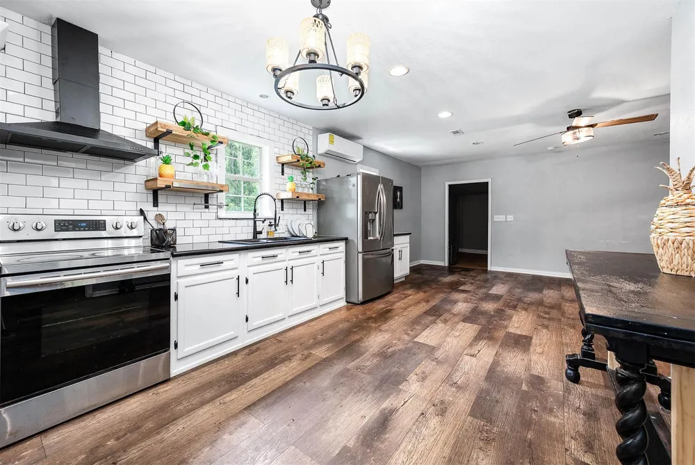 51 Winter Creek Cleveland, TX 77328