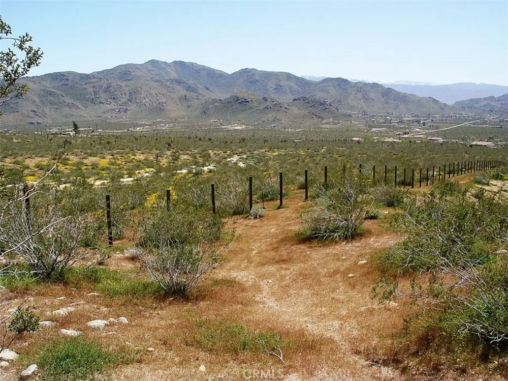 1 Susie Lane Apple Valley, CA 92307