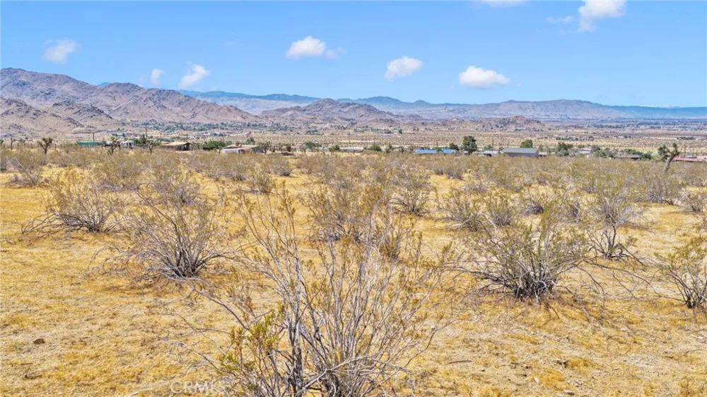 1 Susie Lane Apple Valley, CA 92307