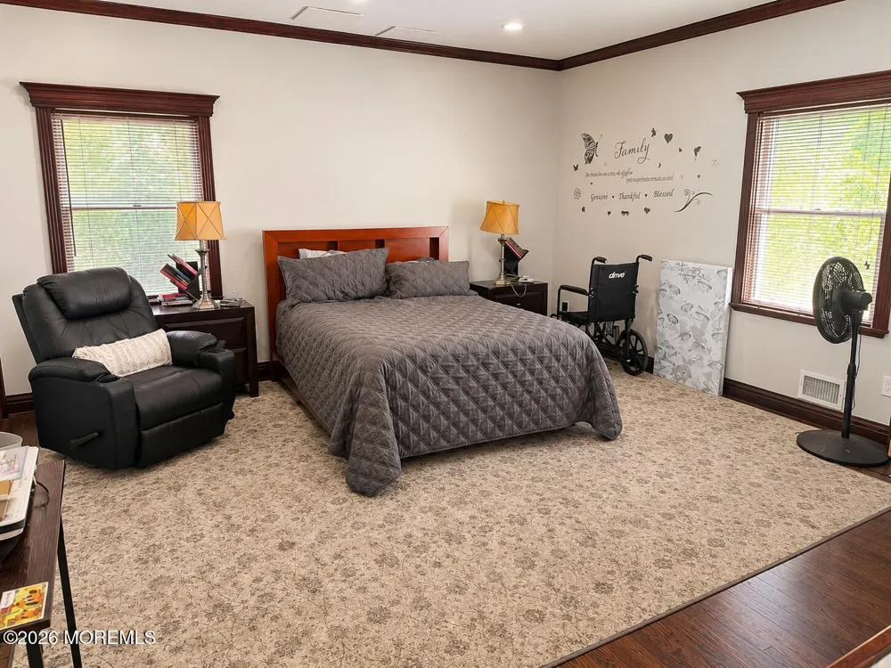 5 Hemlock Lane Holmdel, NJ 07733