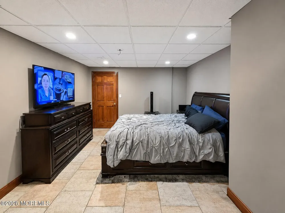 5 Hemlock Lane Holmdel, NJ 07733