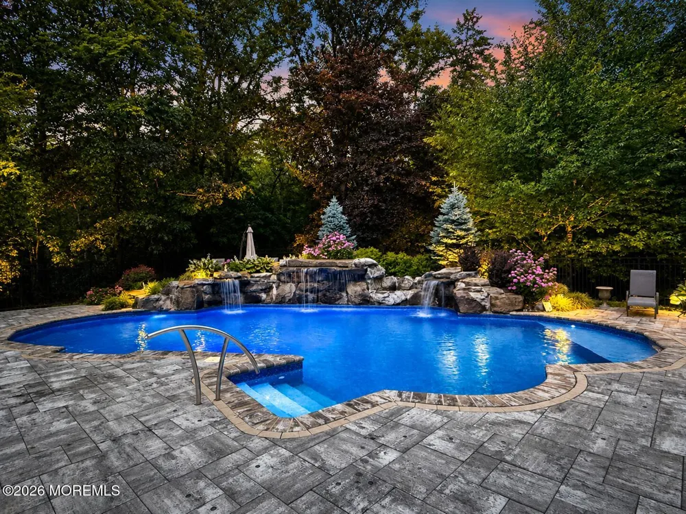 5 Hemlock Lane Holmdel, NJ 07733