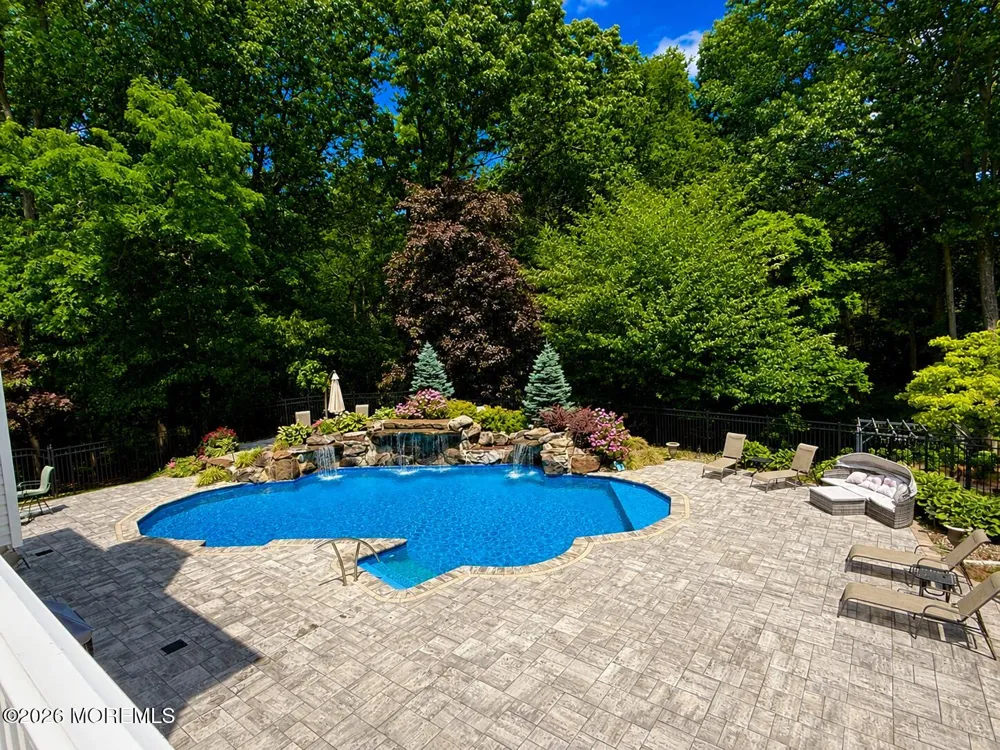 5 Hemlock Lane Holmdel, NJ 07733