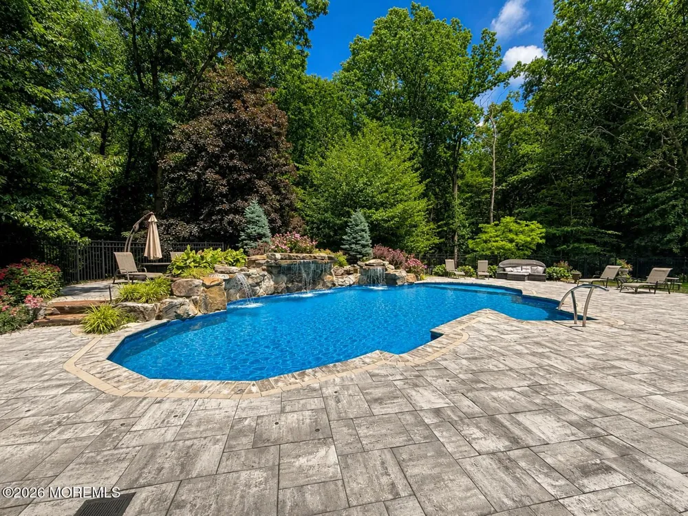 5 Hemlock Lane Holmdel, NJ 07733