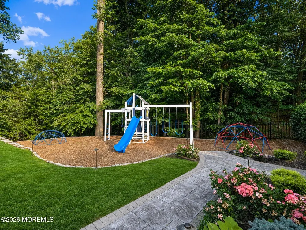 5 Hemlock Lane Holmdel, NJ 07733
