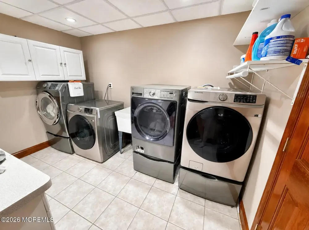 5 Hemlock Lane Holmdel, NJ 07733