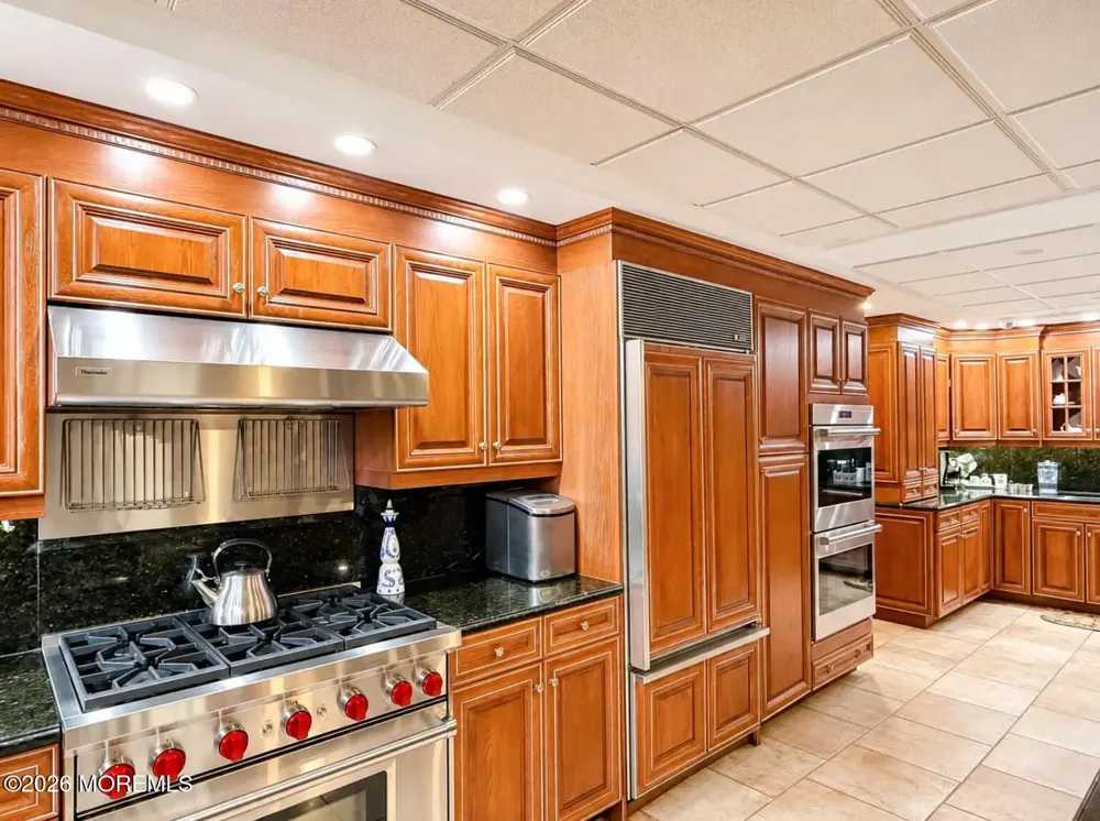 5 Hemlock Lane Holmdel, NJ 07733