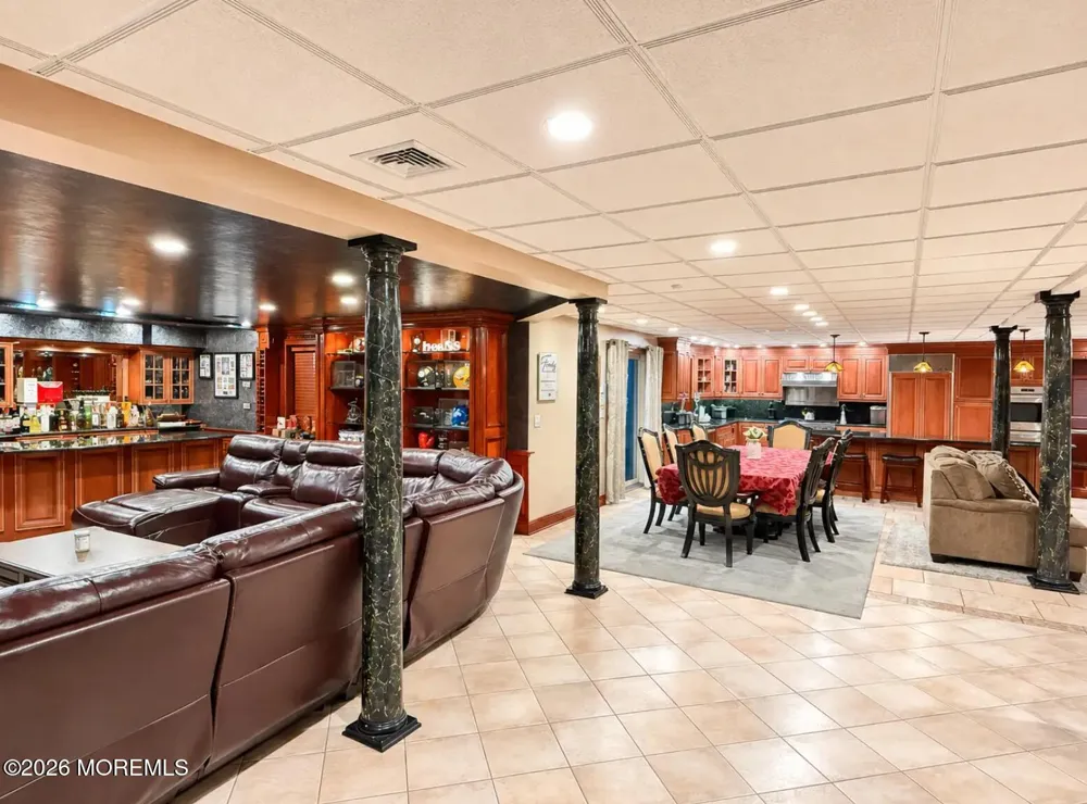 5 Hemlock Lane Holmdel, NJ 07733