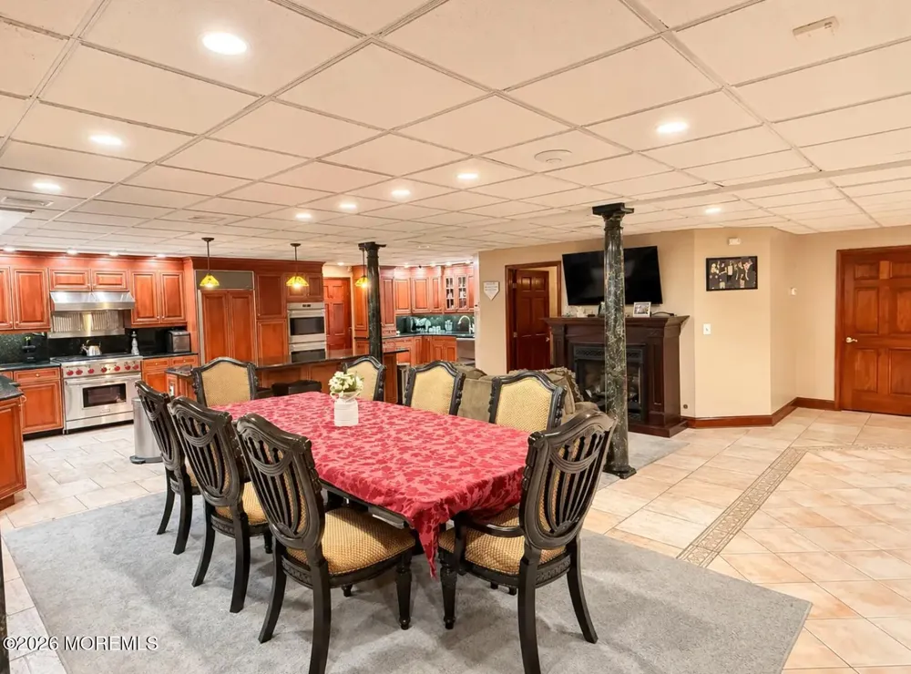 5 Hemlock Lane Holmdel, NJ 07733