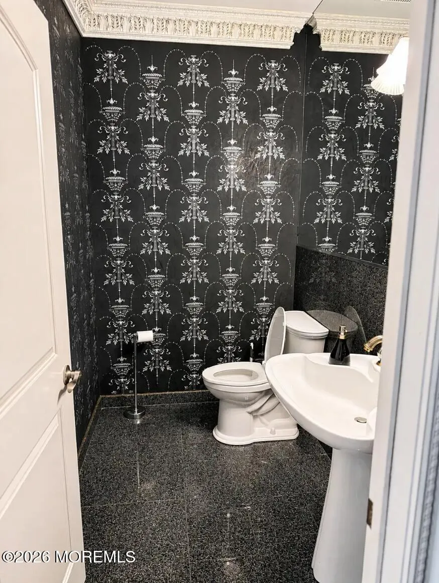 5 Hemlock Lane Holmdel, NJ 07733