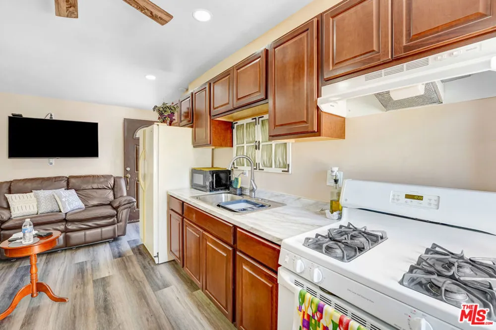 7523 Ontario Street Burbank, CA 91504