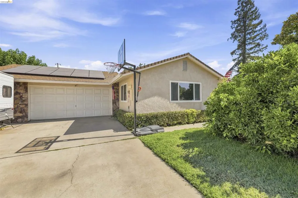 1042 Walnut St Oakdale, CA 95361