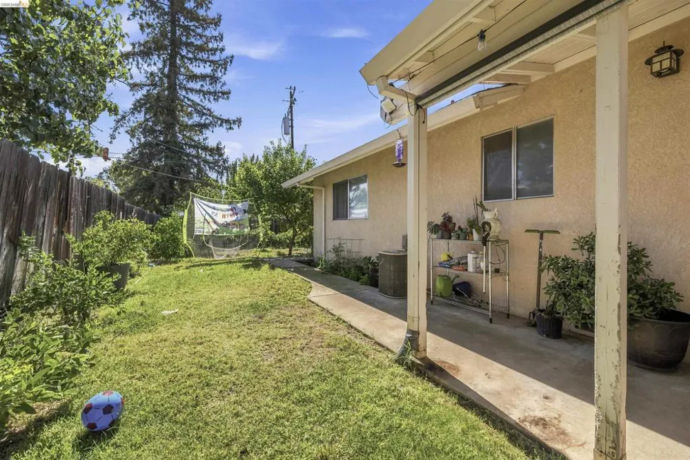 1042 Walnut St Oakdale, CA 95361