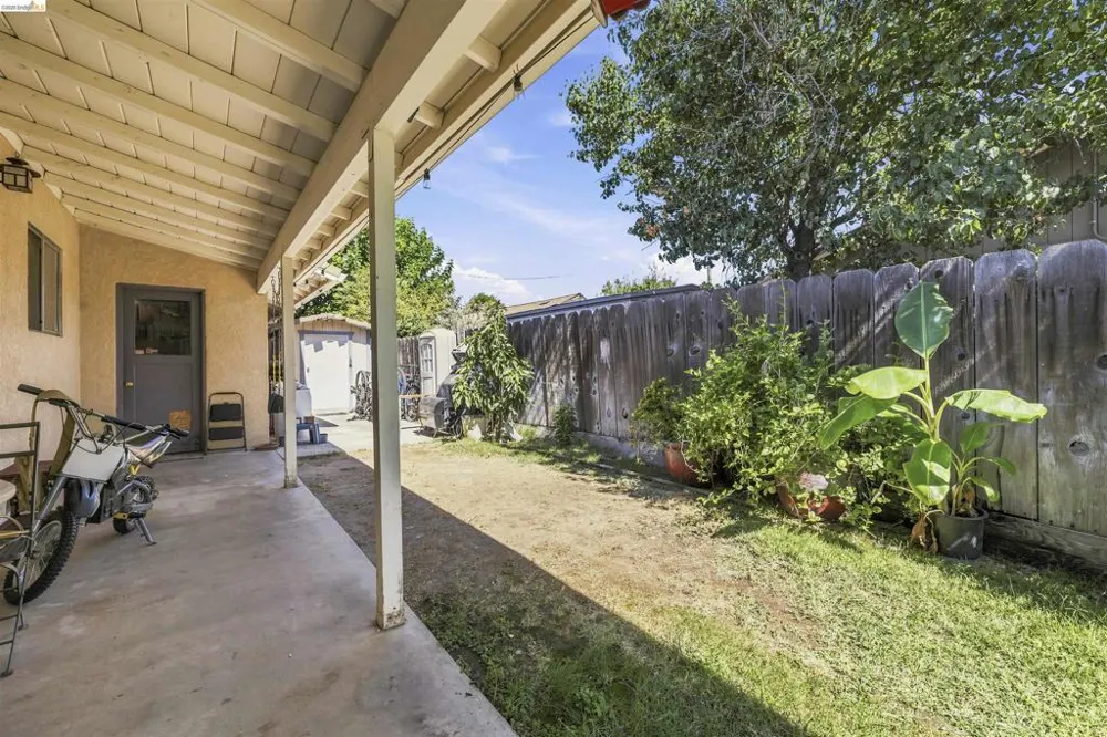 1042 Walnut St Oakdale, CA 95361