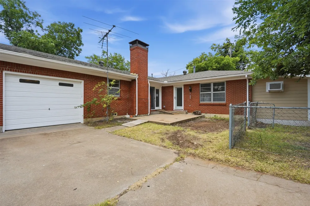 206 Mcanear Street Cleburne, TX 76033