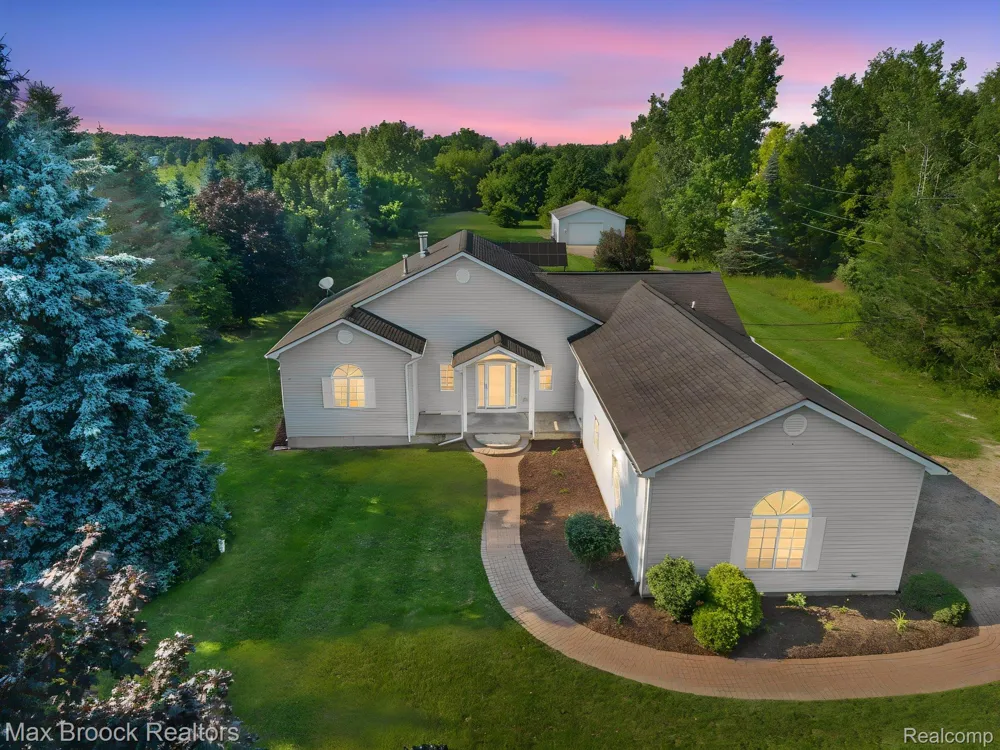 2165 Oakwood Road Brandon Charter Township, MI 48462