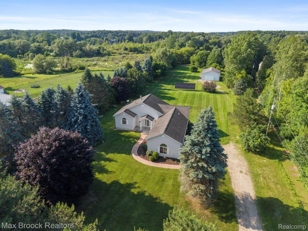 2165 Oakwood Road Brandon Charter Township, MI 48462