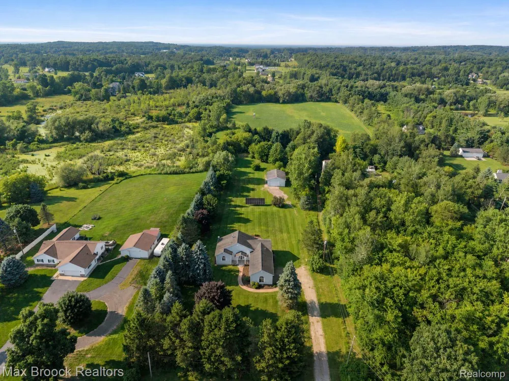 2165 Oakwood Road Brandon Charter Township, MI 48462