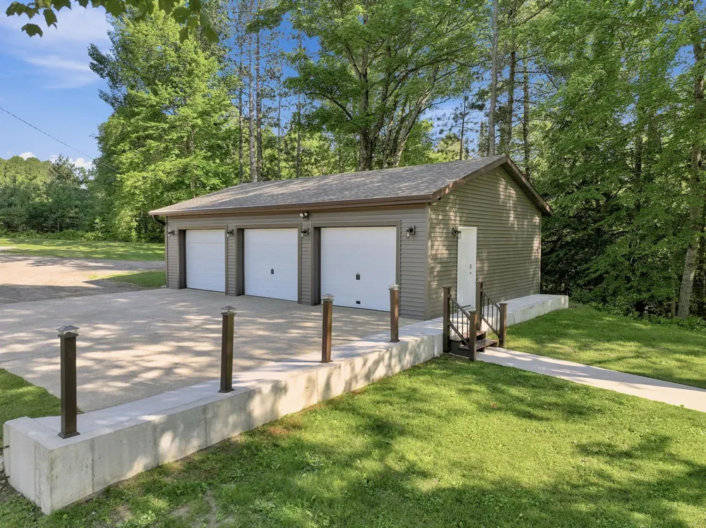 23581 210th Avenue Burdell Township, MI 49688