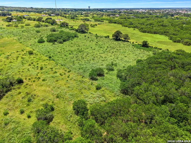 802 Wolf La Vernia, TX 78121