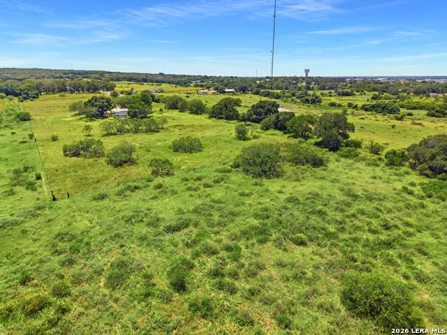 802 Wolf La Vernia, TX 78121