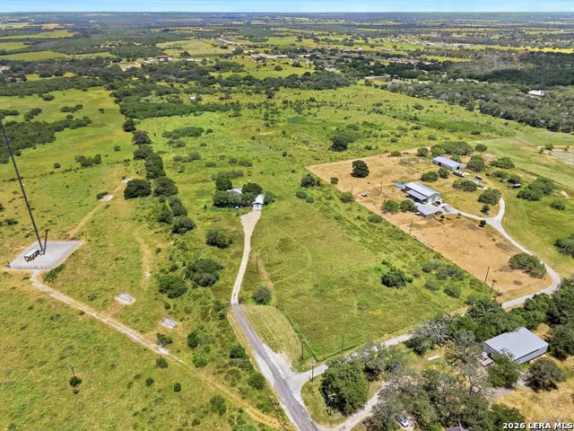 802 Wolf La Vernia, TX 78121