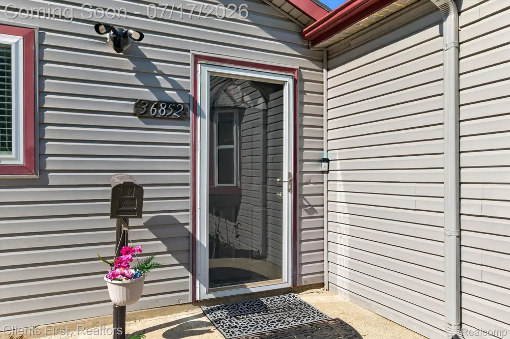 36852 Chase Street Romulus City, MI 48174