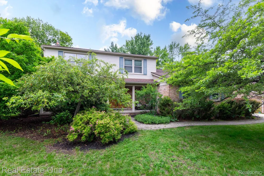 6011 Walker Drive Troy City, MI 48085