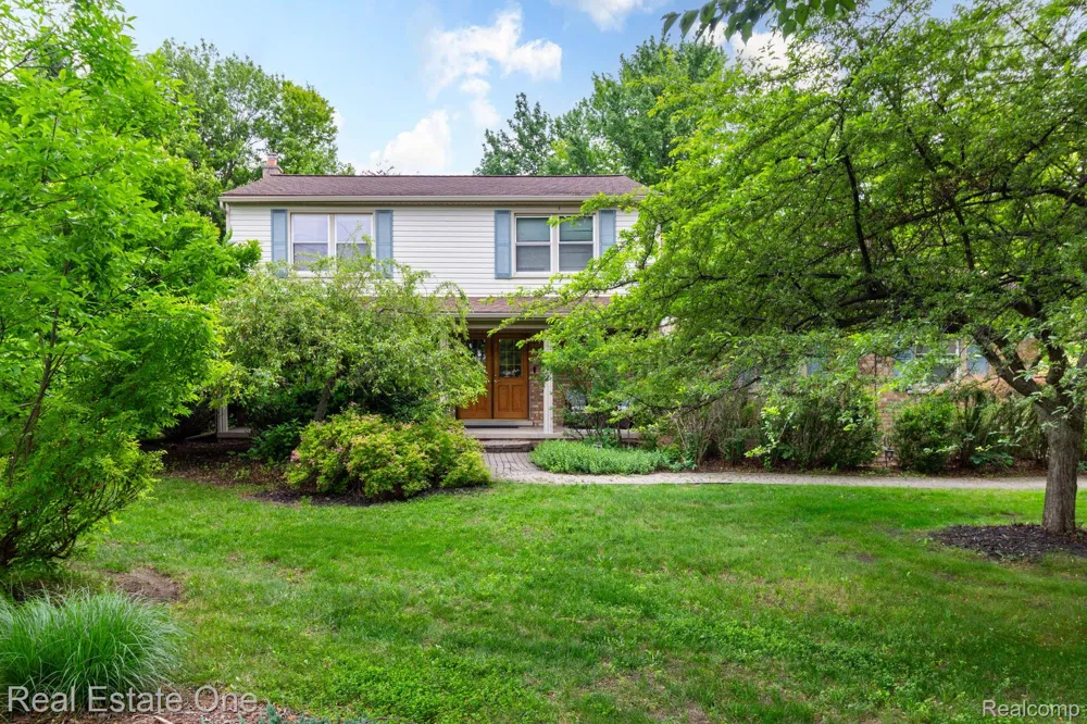6011 Walker Drive Troy City, MI 48085