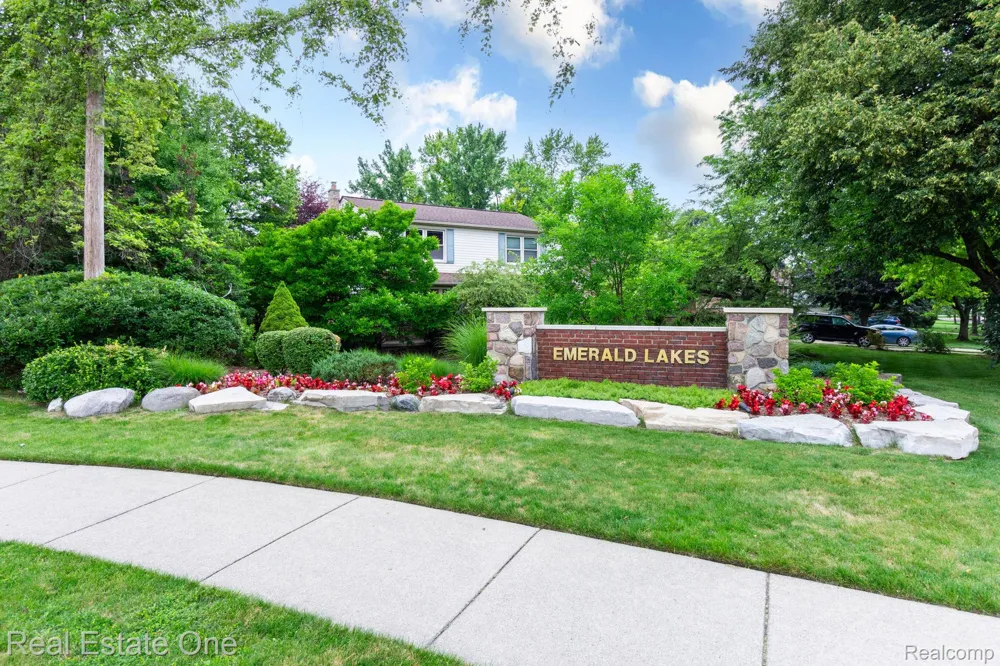 6011 Walker Drive Troy City, MI 48085