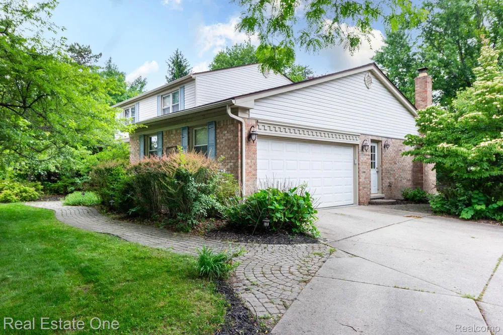 6011 Walker Drive Troy City, MI 48085