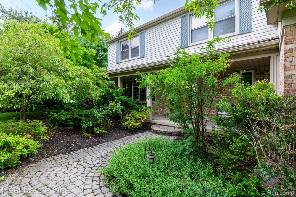 6011 Walker Drive Troy City, MI 48085