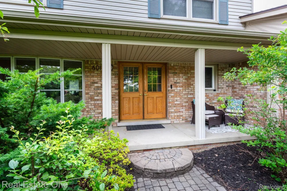 6011 Walker Drive Troy City, MI 48085