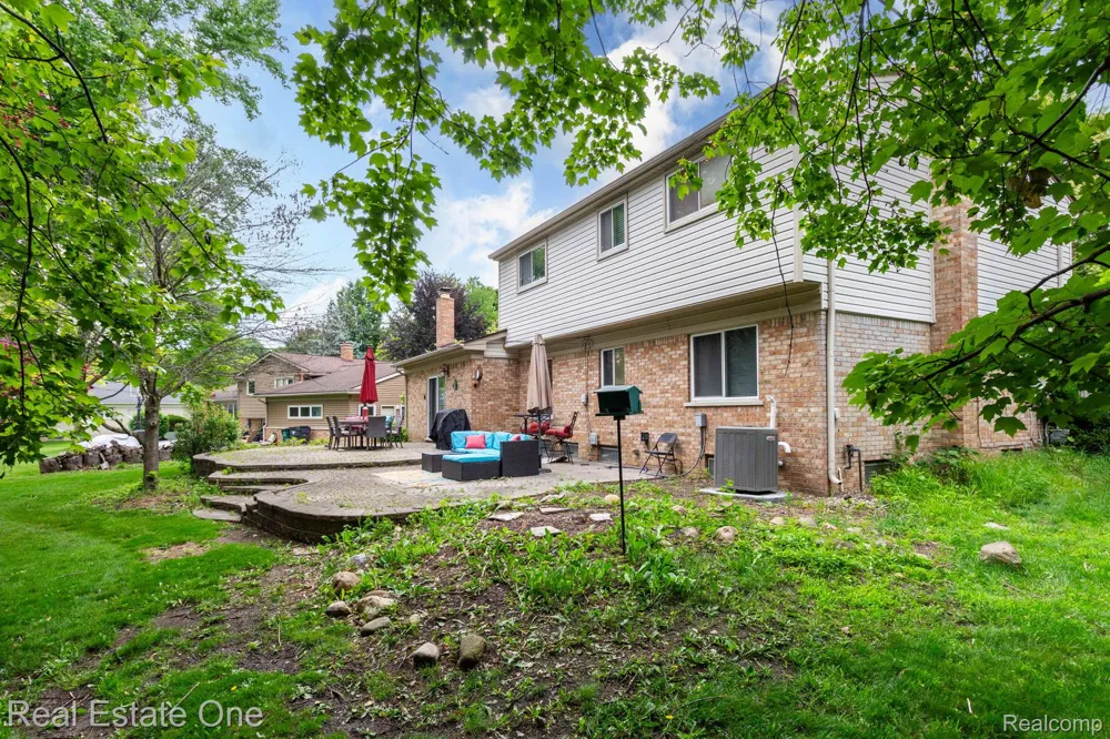 6011 Walker Drive Troy City, MI 48085
