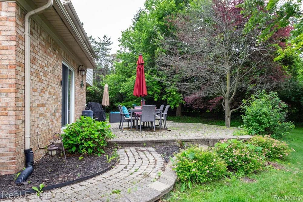 6011 Walker Drive Troy City, MI 48085