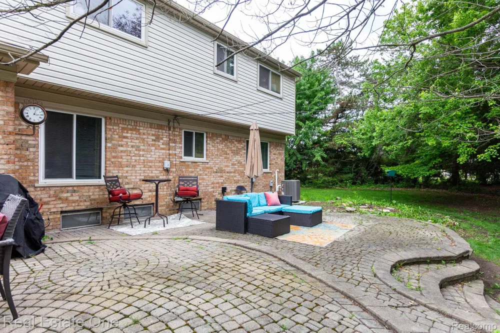 6011 Walker Drive Troy City, MI 48085