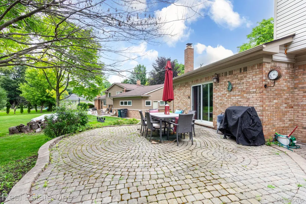 6011 Walker Drive Troy City, MI 48085