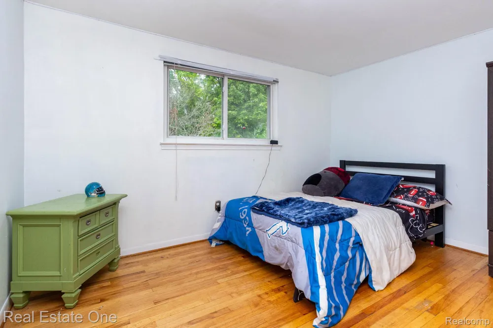 6011 Walker Drive Troy City, MI 48085