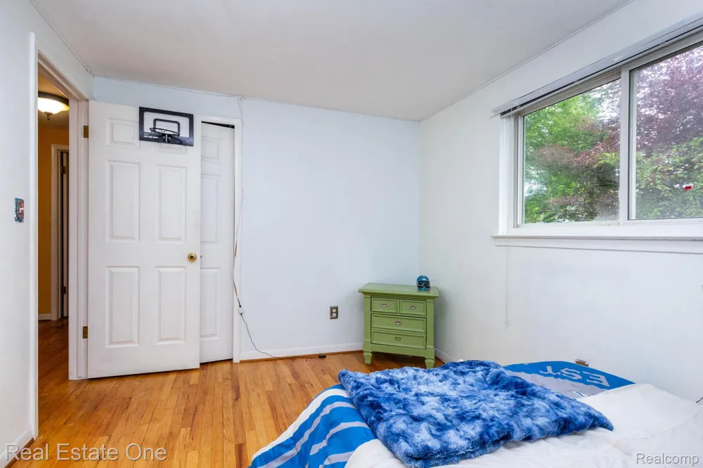 6011 Walker Drive Troy City, MI 48085
