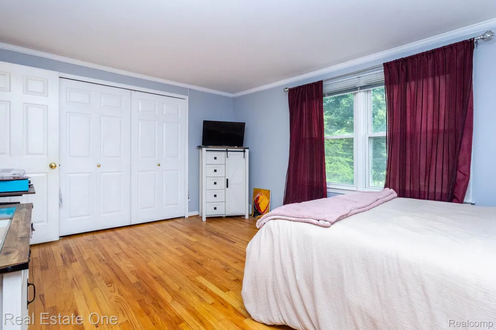 6011 Walker Drive Troy City, MI 48085