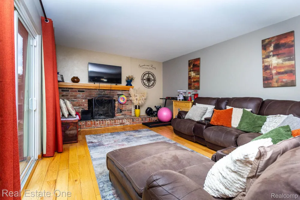 6011 Walker Drive Troy City, MI 48085