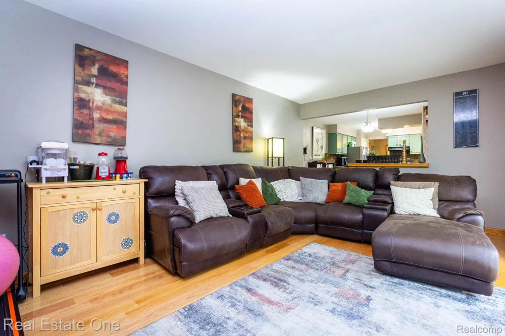 6011 Walker Drive Troy City, MI 48085