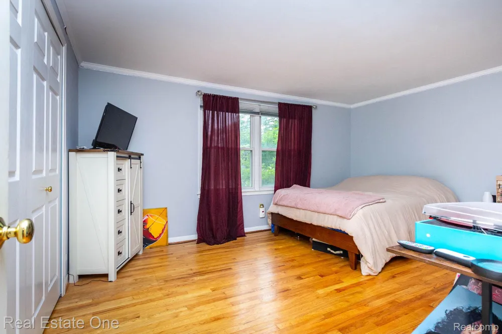 6011 Walker Drive Troy City, MI 48085