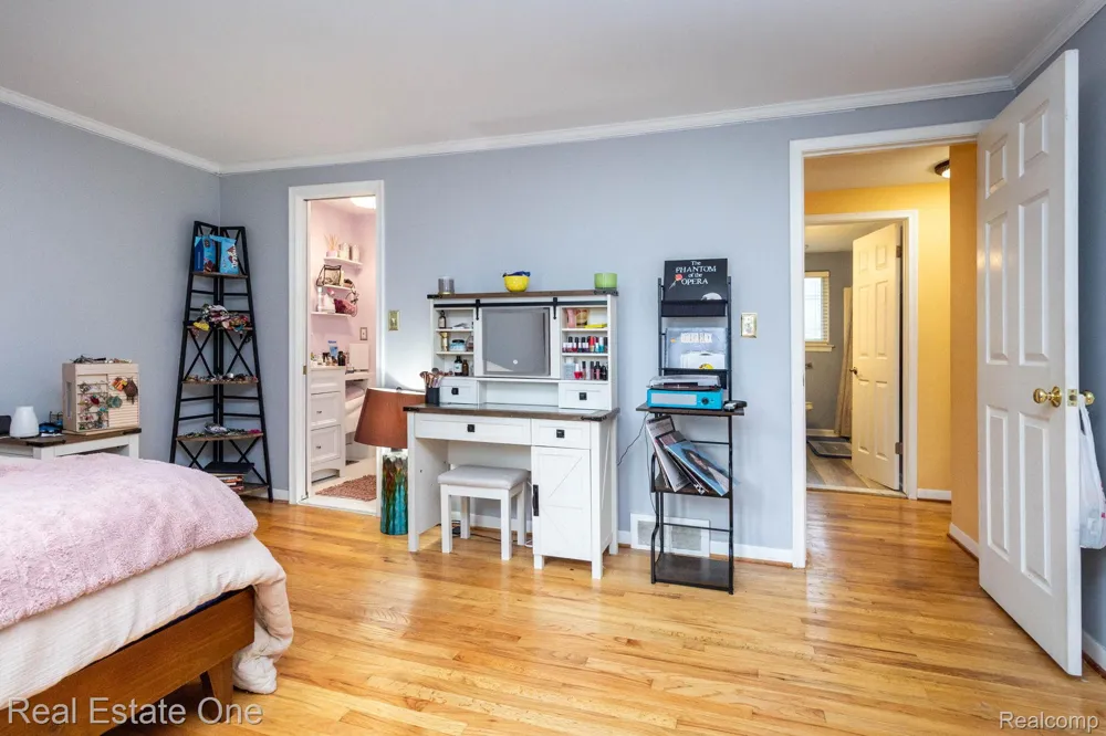 6011 Walker Drive Troy City, MI 48085