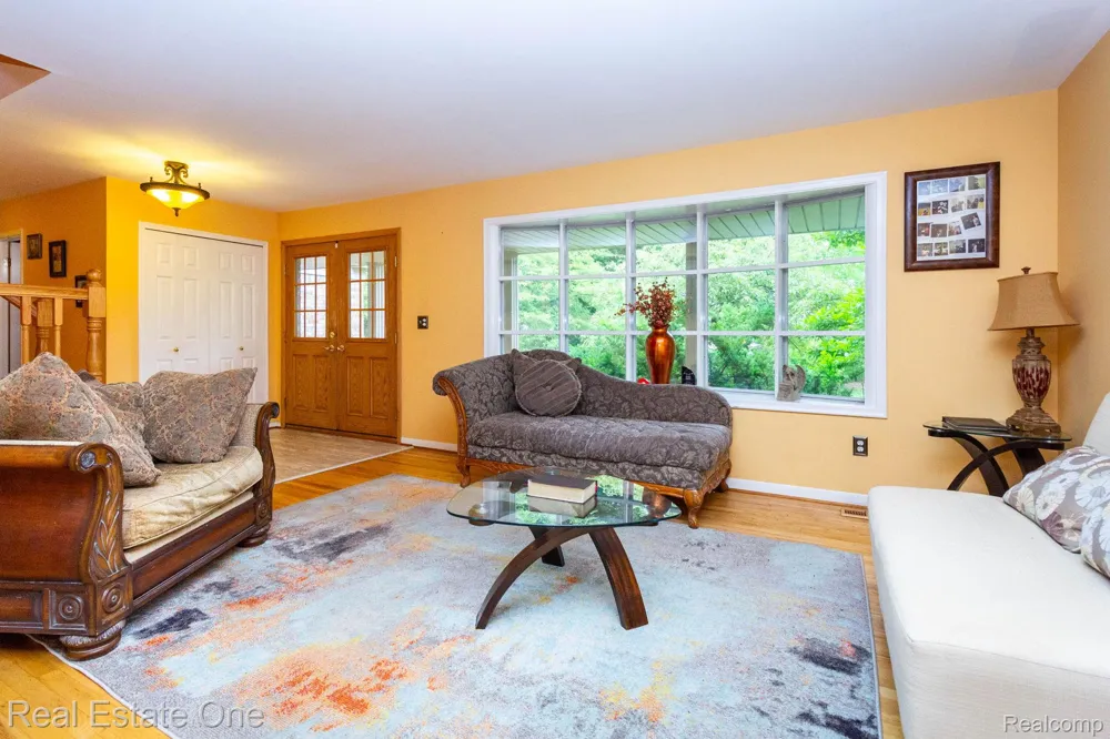 6011 Walker Drive Troy City, MI 48085