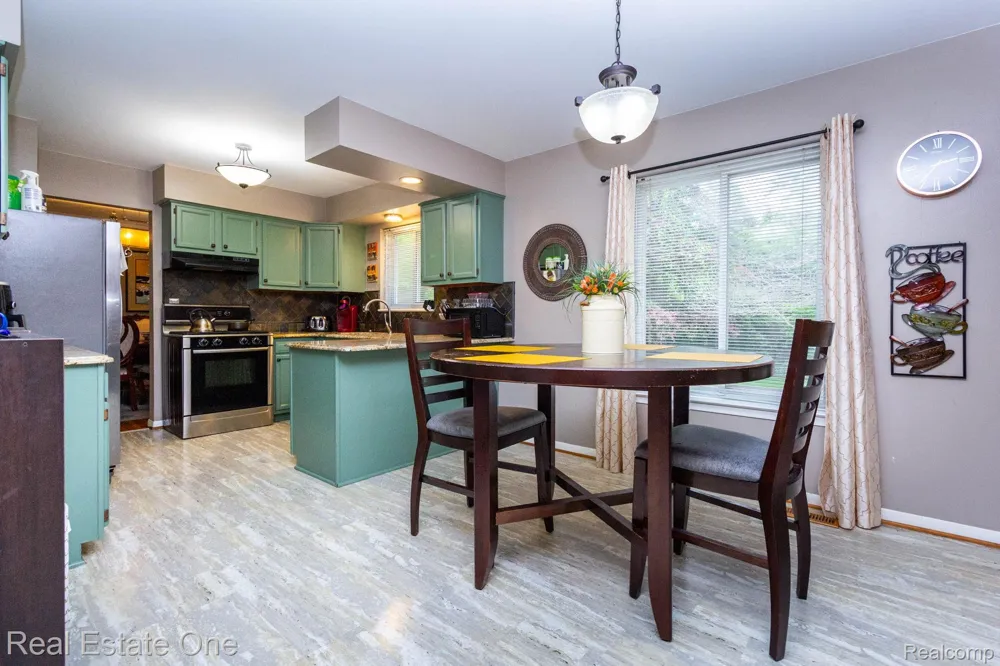 6011 Walker Drive Troy City, MI 48085