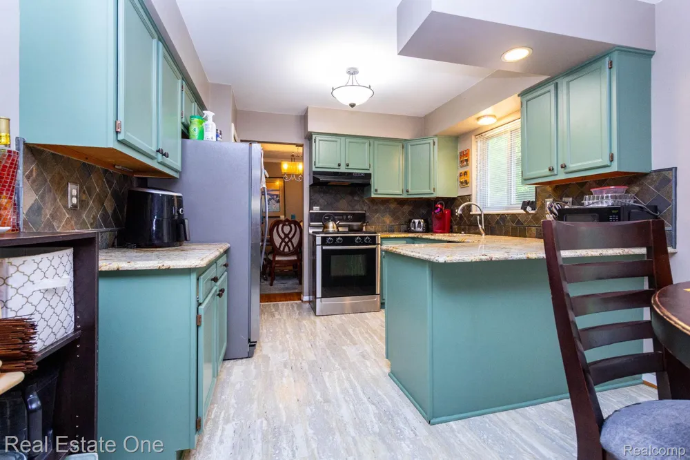 6011 Walker Drive Troy City, MI 48085