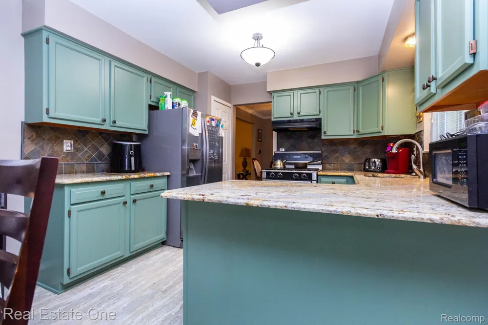 6011 Walker Drive Troy City, MI 48085