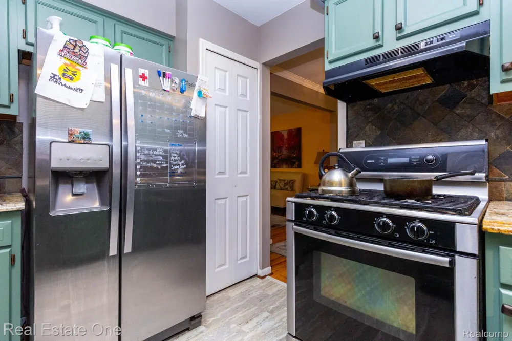 6011 Walker Drive Troy City, MI 48085